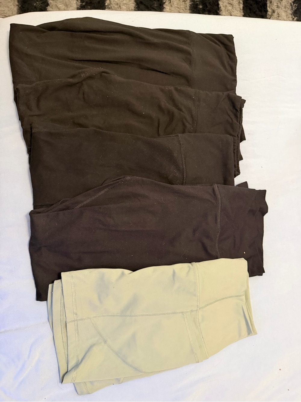 Black leggings / Green shorts